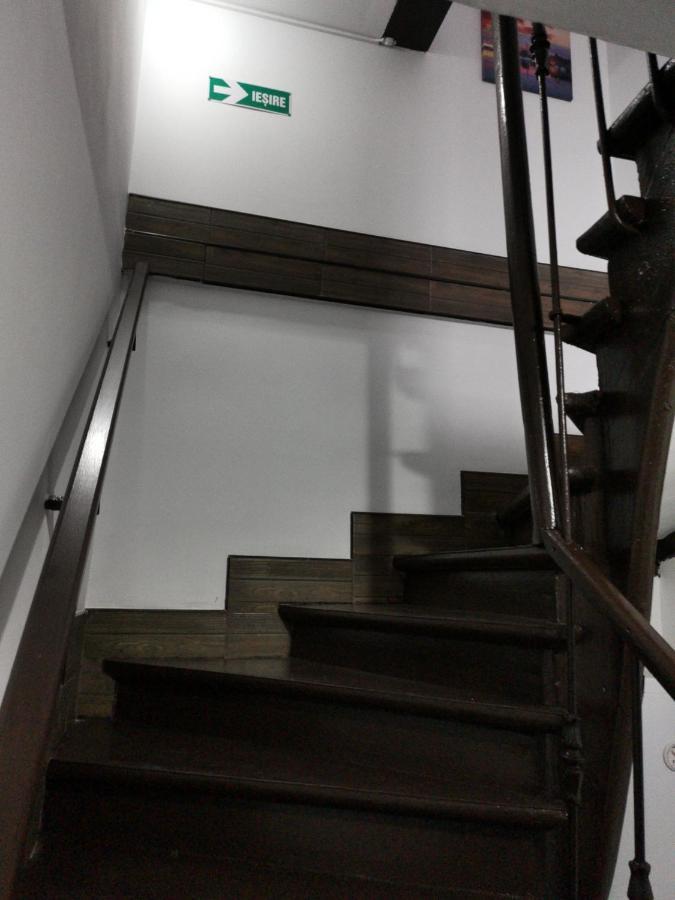 Joe Hostel *